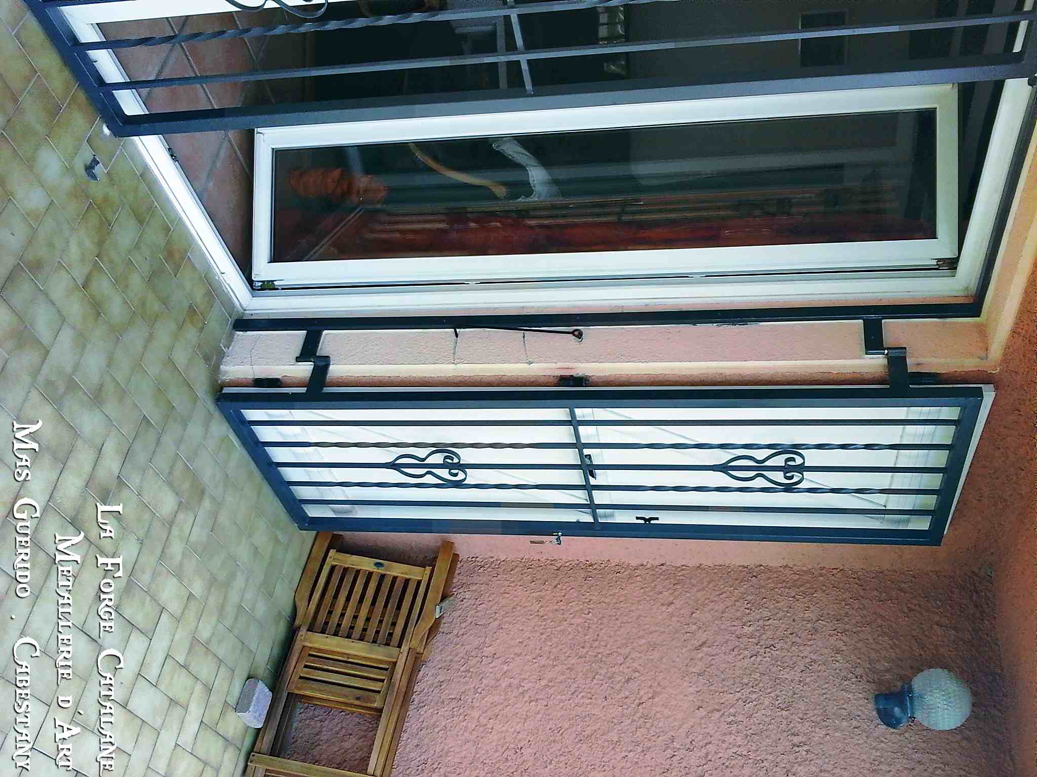 grille protection articulee paumelles deportees pour echapper volets bois existant forge catalane.jpg